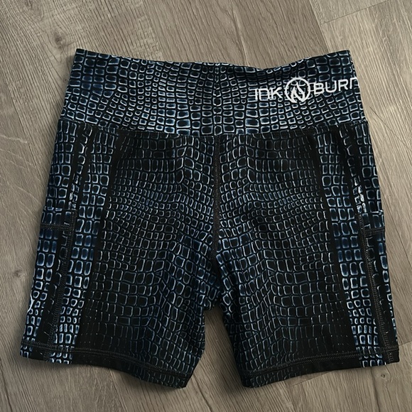 INK BURN | WOMEN'S ALLI 4" SHORTS - Picture 1 of 8